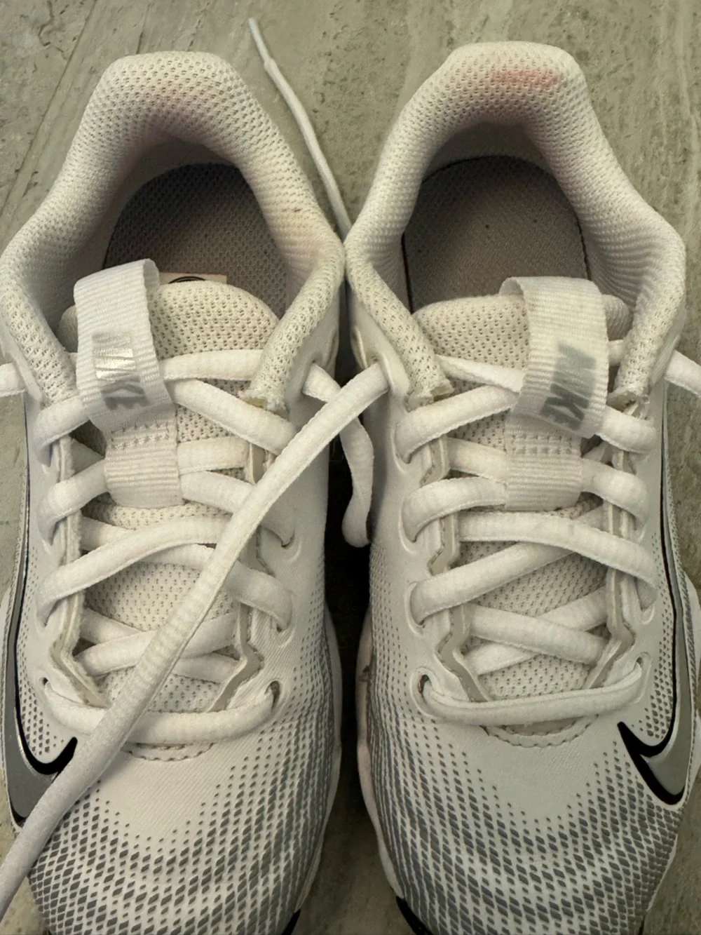 Nike EUC Youth Baseball/Softball Cleats White & Silver Size 11C